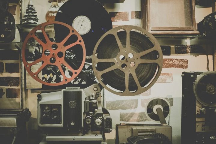 Kino cyfrowe a kino tradycyjne – różnice w technologii